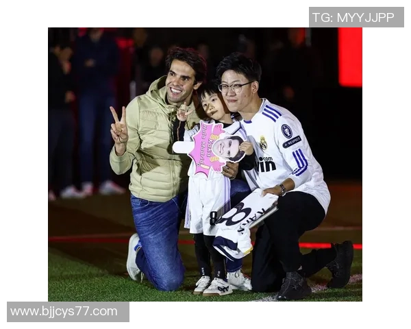 足球明星立牌合影图展示了球场传奇与球迷的亲密互动与热情支持